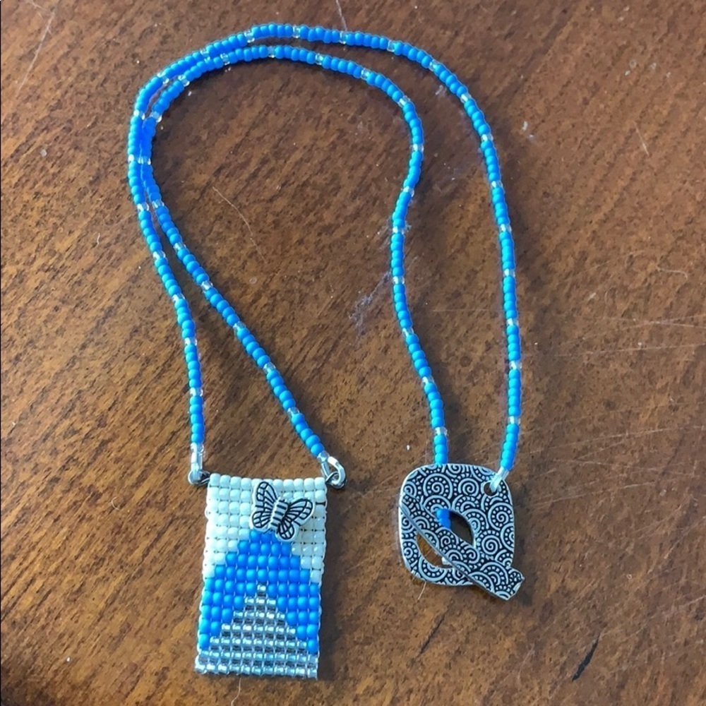 Beaded necklace with pendant